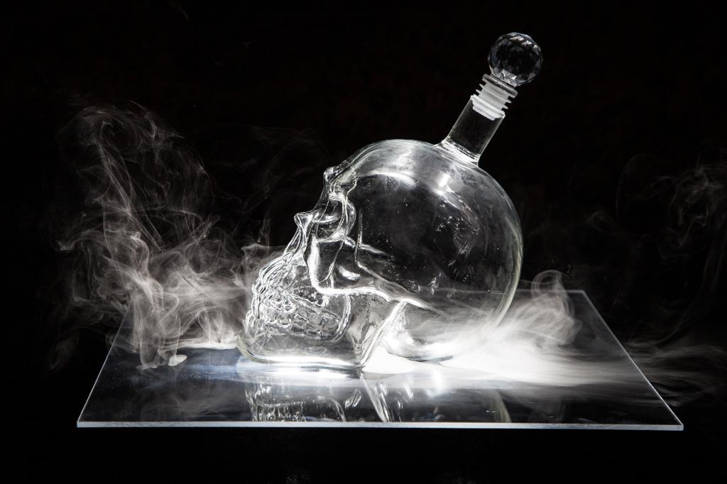 BOTELLA DE CRISTAL EN FORMA DE CALAVERA